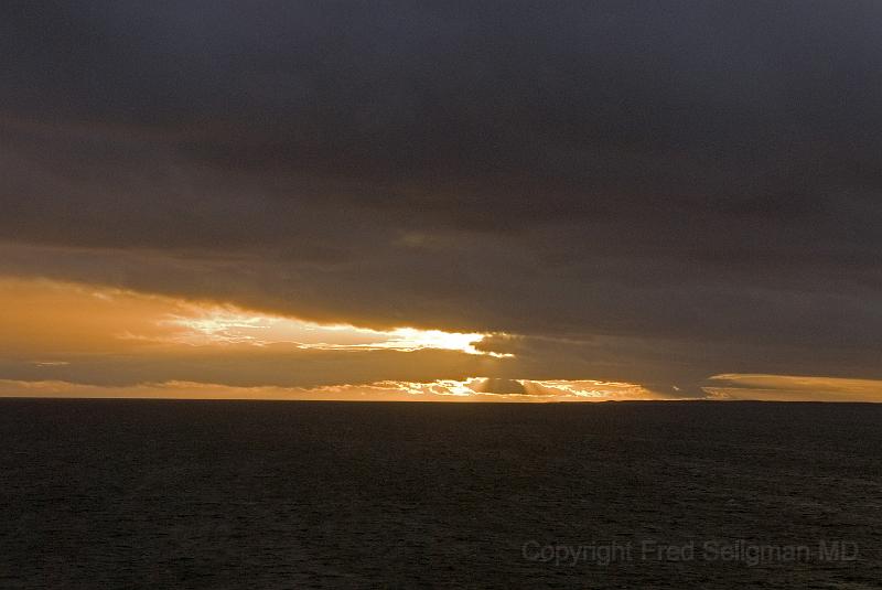 20071212 214226 D200 3900x2600.jpg - Sunset in the Straits of Magellan